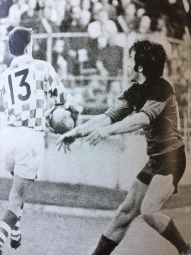 Jean Trillo au moment où il intercepte le ballon fatal
