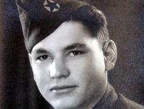 Henri Fourès était un homme fort du Stade toulousain et du XV de France (photo de gauche) après avoir un héros de la résistance au cours de la Seconde guerre mondiale (photo en haut à droite). Il fut aussi l’un des bras droit de Jacques Fouroux quand ce dernier était sélectionneur des Bleus (à la droite de Jacques Fouroux sur la photo du bas). Photos DR