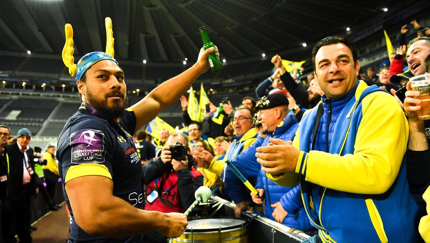 George Moala et les joueurs clermontois sont venus fêter le titre avec leurs supporters en tribunes.