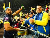 George Moala et les joueurs clermontois sont venus fêter le titre avec leurs supporters en tribunes.