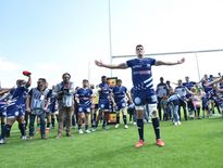 Les joueurs de Vannes célèbrent leur victoire contre Mont-de-Marsan avec leur public
