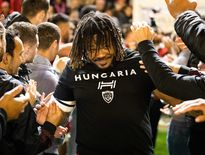 Mathieu Bastareaud (Toulon) acclamé par les supporters toulonnais