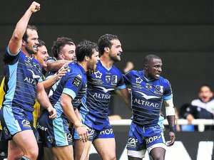 Gabriel N’Gandebe, à droite, brillant d’abnégation défensive, célèbre la victoire héraultaise, avec ses coéquipiers.