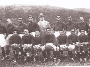 Les champions de France 1929 posent aux côtés de l'homme fort du club : Jean Bourrel (debout, avec le chapeau) qui fut le premier à offrir de l'argent à ses joueurs