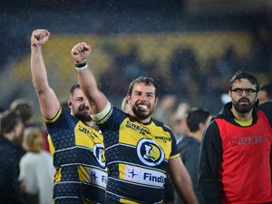 Les Albigeois fêtent la victoire avec leurs supporters lors du match aller contre Rouen