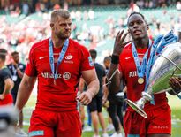 Maro Itoje avec le trophée de la Premiership