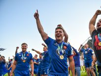 Louis Carbonel célébrant le titre de l'équipe de France U20 contre l'Angleterre