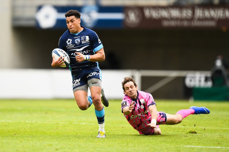 Yvan Reilhac (Montpellier) échappe facilement à Nicolas Sanchez (Stade Francais)