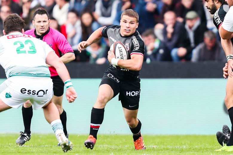 Antoine Dupont face à Pau à Ernest-Wallon