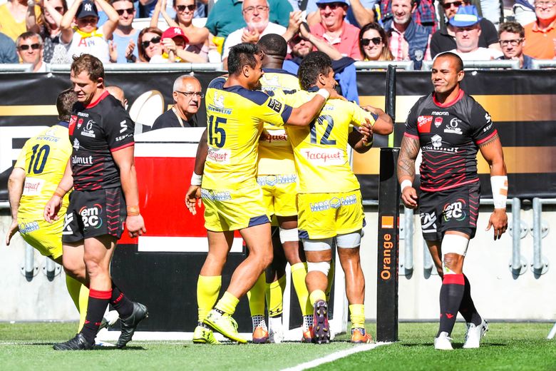 Les joueurs Clermontois célébrant l'essai de Raka contre Lyon