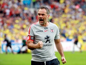 Bien qu’il ait laissé à ses joueurs le soin de soulever le Bouclier de Brennus, Ugo Mola n’a pas caché son immense joie au coup de sifflet final, notamment à l’encontre de ses protégés, tels que Yoann Huget. Photos Midi Olympique - Patrick Derewiany