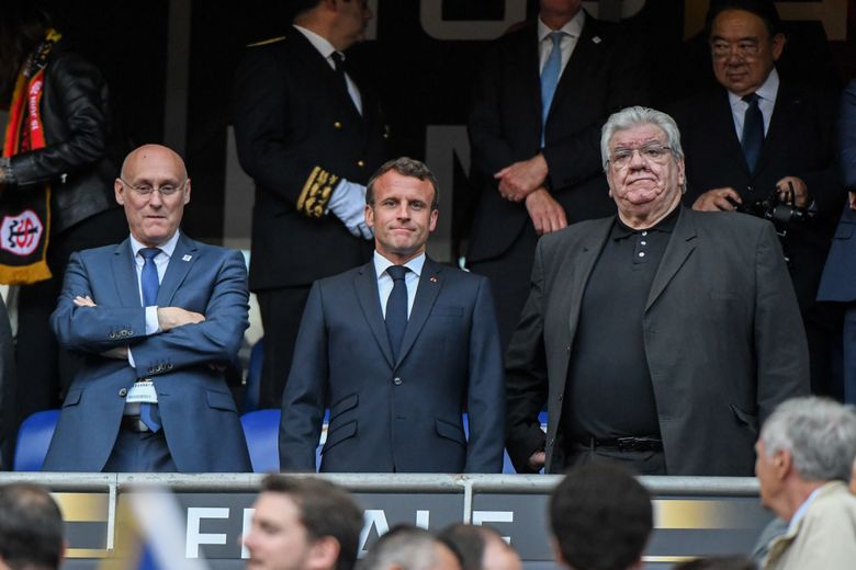Bernard Laporte, Paul Goze et Emmanuel Macron lors de la finale 2019