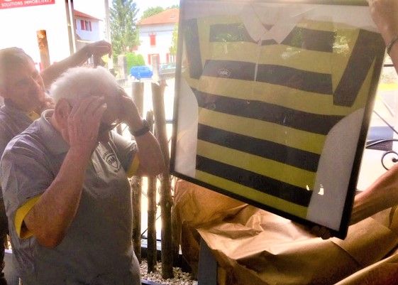 La remise du maillot avec émotion