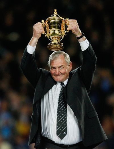 Brian Lochore soulevant le Trophée Webb Ellis