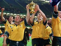 Dan Crowley, à gauche en 1999 avec la Coupe du monde en main. Il venait de disputer son dernier test face à la France.
