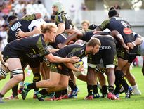 Première sortie réussie pour les Rochelais en amical, ici avec Pierre Bourgarit avec Thomas Jolmes au soutien, qui sont venus à bout des Clermontois. Photo Icon Sport