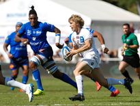 Les Bordelo-Béglais de Blair Connor, qui échappe ici à Mathieu Babillot, ont réalisé un très grand coup en gagnant à Castres . Photo Icon Sport