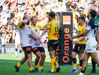 Vincent Rattez (La Rochelle) salué par ses coéquipiers après avoir marqué un essai contre Toulouse