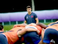 Romain Ntamack devant le pack de l'équipe de France
