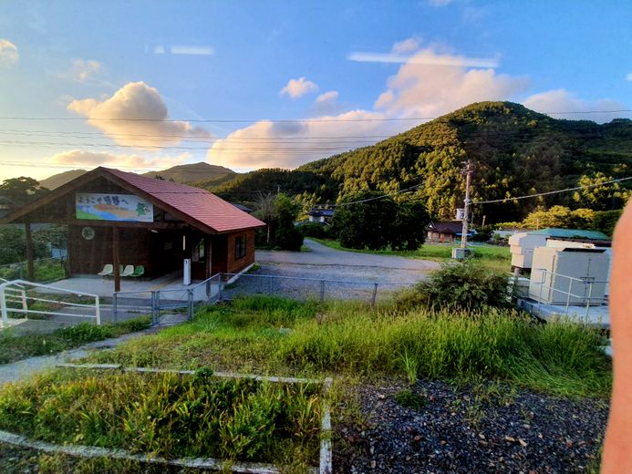 Une petite rivière poissonneuse traverse Kamaishi, cette bourgade de 90 000 habitants dominée par les collines (au fond) ayant sauvé la vie de milliers de personnes.