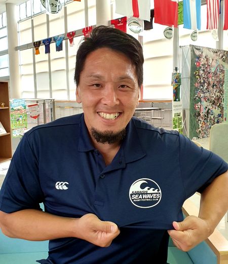 Yuu Saeki est le coach des Kamaishi Seawaves, littéralement les « vagues de la mer ». En mars 2011, il s’était réfugié sur une colline pour échapper à la mort.