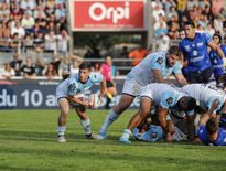 Face à Castres, l’Aviron bayonnais de Guillaume Rouet, ici à gauche, a ouvert son compteur de victoire à domicile. Une façon d’affirmer que personne ne viendra gagner facilement à Jean-Dauger cette saison.