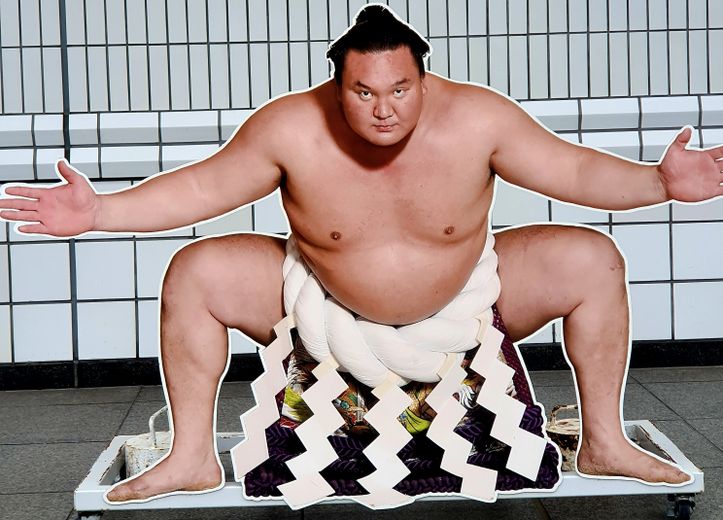 À l’entrée du Ryogoku Kokugikan, une immense affiche à l’effigie du yokozuna Hazuko, le champion des champions.