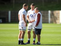Sam Underhill (à gauche) et Tom Curry (au centre) ajustent les derniers règlages avec leur sélectionneur, Eddie Jones.