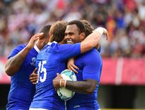 Virimi Vakatawa et Maxime Médard (France) joyeux après la victoire et qualification des Bleus pour les quarts