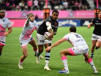 Cette passe après-contact sublime du centre du XV de France Virimi Vakatawa a abouti sur l’un des trois essais de Teddy Thomas. Photo Icon Sport