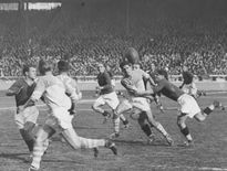 Au Parc des Princes, finale 1943, Bayonne bat Agen. Jean Dauger mène l’attaque de l’Aviron face aux Agenais, il est alors au sommet de son art, un physique d’Apollon, et une technique impeccable. Photo DR