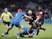Carl Fearns et les Lyonnais n’auront jamais su trouver la solution pour se défaire de la pression défensive des Leinstermen. Photo Marc Galaor