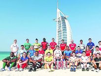 L’ensemble des capitaines masculins et féminins du circuit mondial 2019 posant avec les trophées sur la plage de Dubaï. En fond l’hôtel Burj-Al-Arab culminant à 321 mètres de haut. Photo DR