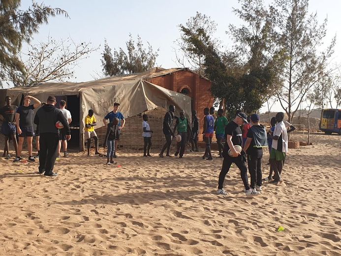 Les cadets du XV du Garlaban jouant au rugby avec les locaux.