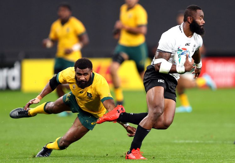 Semi Radradra (Fidji) passe devant l'Australien Marika Koroibete.