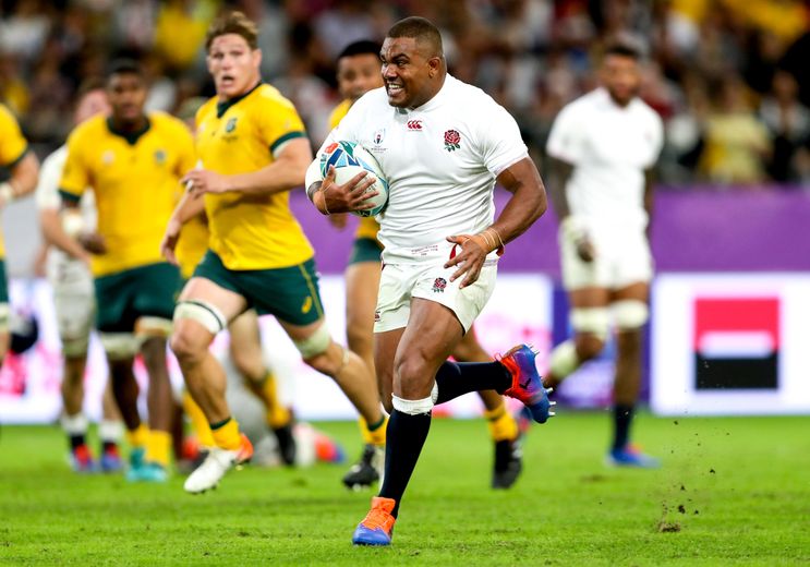 Kyle Sinckler s'échappe au milieu de la défense australienne en quarts de Coupe du monde.