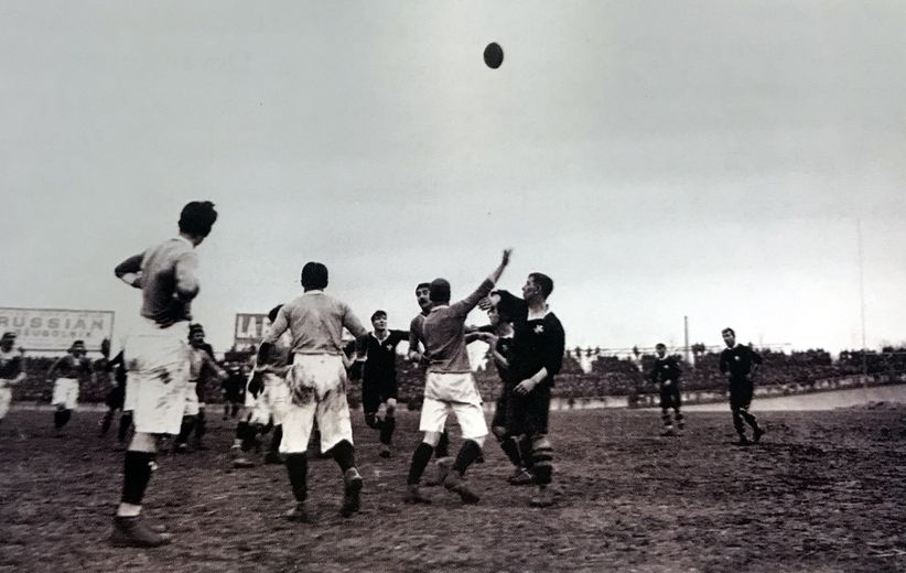 Une remise en touche lors du premier match du Tournoi 1910.