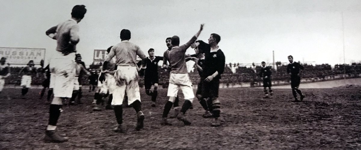Une remise en touche lors du premier match du Tournoi 1910.