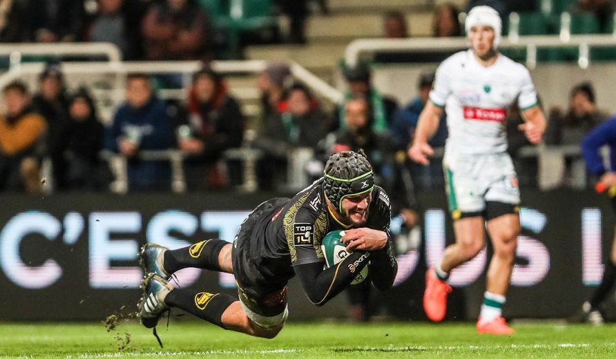Thomas Lavault plonge dans l’en-but palois. À l’image du jeune deuxième ligne, les Maritimes n’ont fait qu’une bouchée de leurs adversaires. Photo David LeDéodic