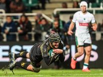 Thomas Lavault plonge dans l’en-but palois. À l’image du jeune deuxième ligne, les Maritimes n’ont fait qu’une bouchée de leurs adversaires. Photo David LeDéodic