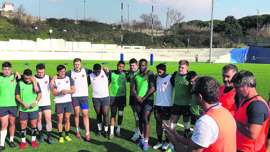 Sur les installations du club de l'Amatori Napoli Rugby, l'ensemble du XV de France a une dernière fois testé son fonctionnement et le contenu de ses séances ce mardi avec l'ensemble du groupe France des moins de 20 ans. 