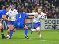 Pauline Bourdon, numéro 10 des Bleues, tentant grâce à un raffut d’échapper à la défense italienne samedi soir. Photo Thomas Jouhannaud