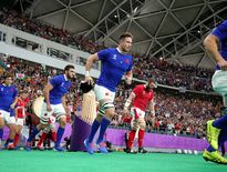 Quart de finale de Coupe du monde à Oita au Japon et dernièredésillusion tricolore pour l’équipe de France qui laisse filer 19 à 20une rencontre qu’elle aura pourtant dominée. Serin, Ollivon, Lerouxet Fickou seront de la revanche attendue ce samedi.Photos Midi Olympique - Patrick Derewiany