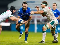 Dans le sillage de son numéro 13 Thomas Combezou, qui perce ici entre deux Palois, la ligne de trois-quarts castraise a donné pleine satisfaction samedi soir.