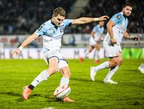 Maxime Lafage (Bayonne) qui bute face au Stade Français.