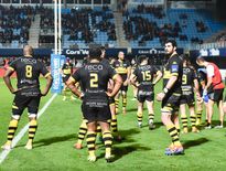 Les joueurs carcassonnais en train de se motiver dans leur en-but