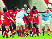 Yannick Nyanga (Béziers) contre Perpignan en 2004