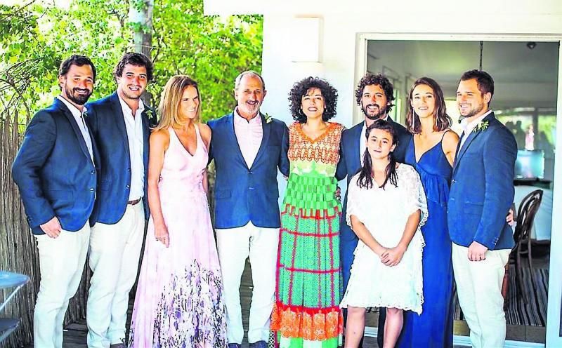 Cette photo de la famille Zerbino date de 2018 lors du mariage du fils aîné Gustavo, même prénom que son père. De gauche à droite, Sebastian, Martin qui a joué pour l’Uruguay une Coupe du monde des moins de 20 ans, Paqui seconde épouse de Gustavo (au milieu), Maria première épouse et mère des quatre garçons (décédée en octobre dernier), ses deux filles Lupita (13 ans) et Luma (21 ans) devant leur frère aîné et talonneur Gustavo et Lucas qui joue au club argentin de Belgrano.