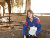 Sur les terrains ou au sein de son exploitation bio de vaches laitières, Jessy Trémoulière est une véritable défenseuse du ballon ovale et de la culture fermière.