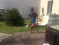 Près de deux cents jeunes de l’école de rugby de l’US Saintes s’exercent chaque semaine dans leur jardin au travers des challenges proposés par leurs éducateurs : ci-dessus, Antonin Vasseur et Maël Naud, le fils d’un des responsables de l’école de rugby. Photo DR